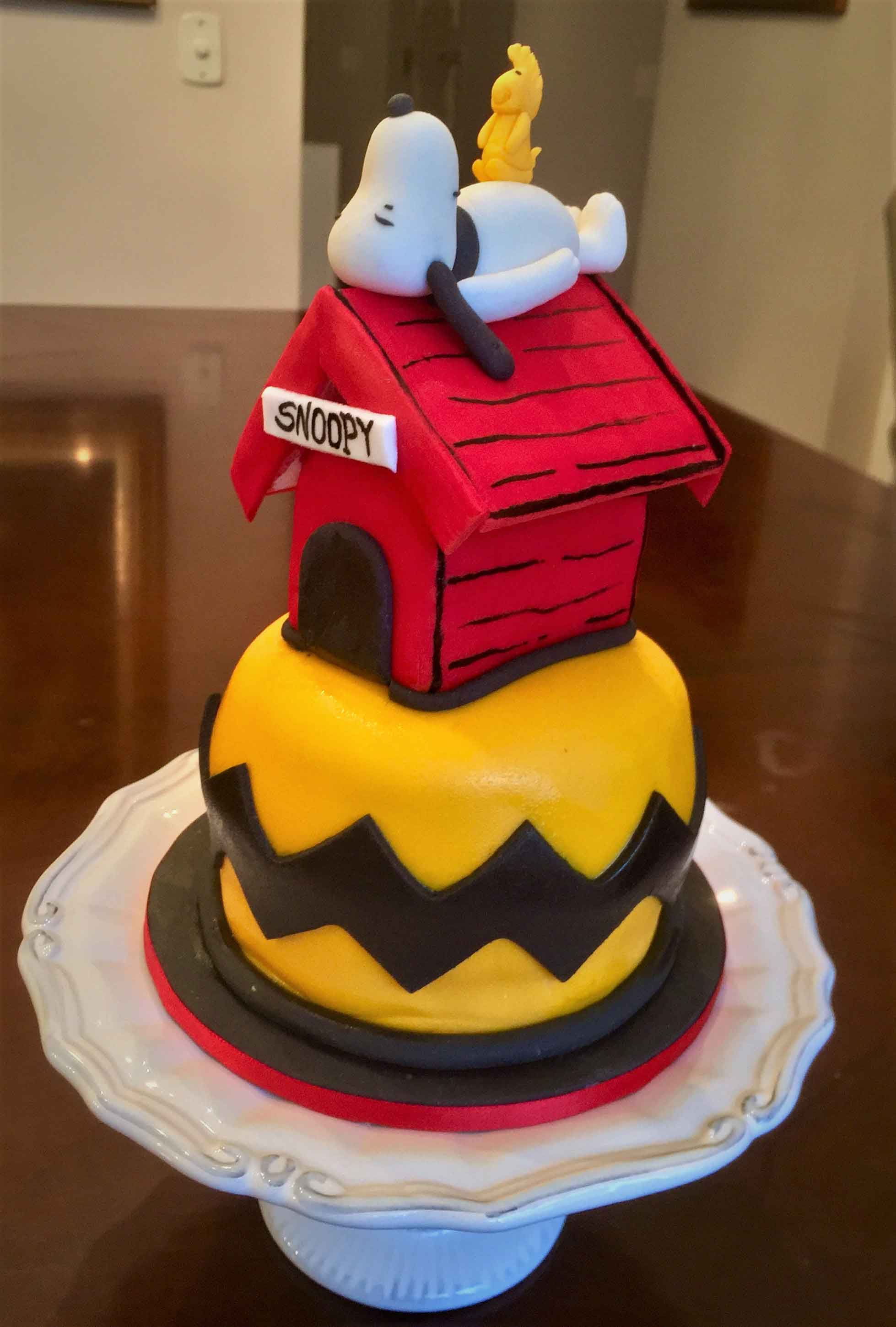 Bolo infantil personalizado com personagens em pasta americana