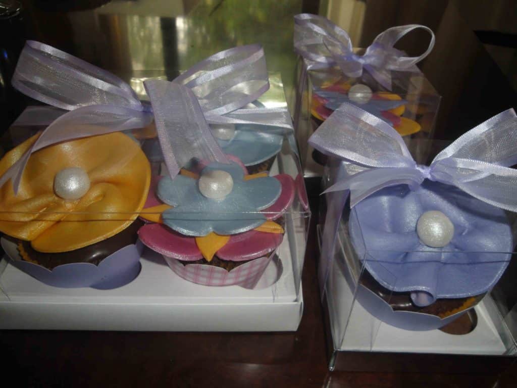 Cupcakes com flores artesanais para eventos de adultos