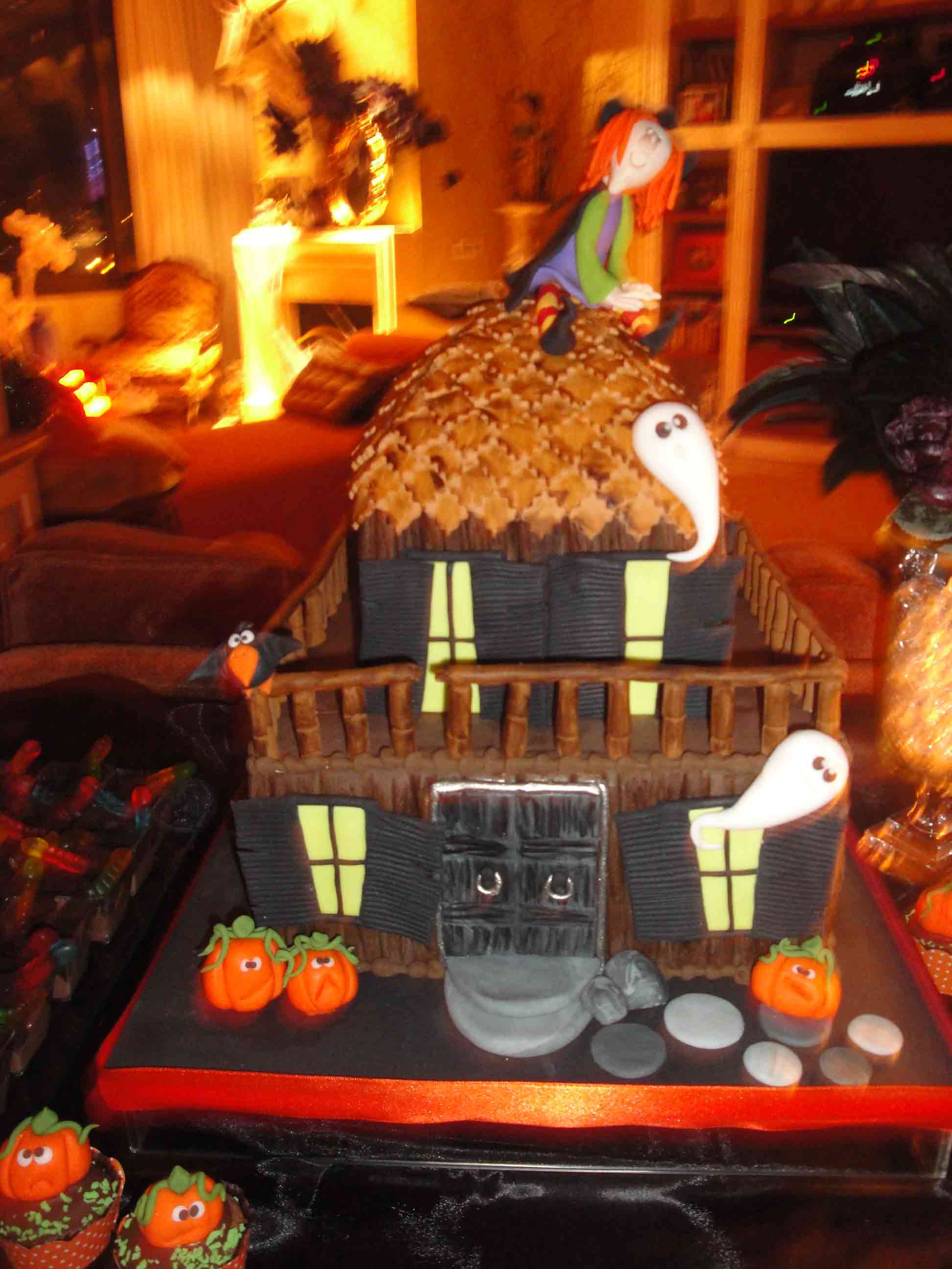 Halloween cake decorated with a haunted house in fondant