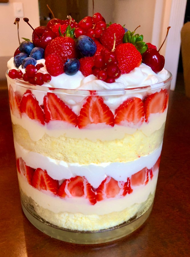 Trifle de morango em taça de vidro