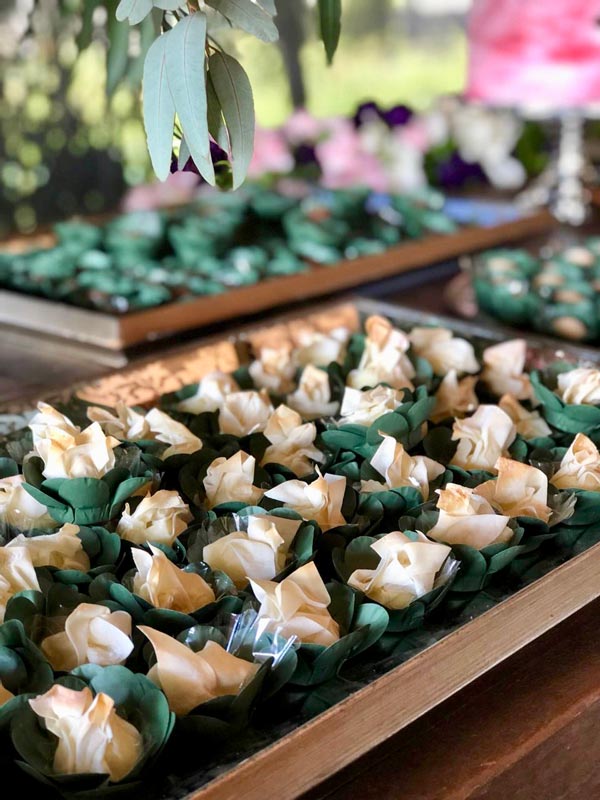 Trouxinhas de coco em mesa de doces